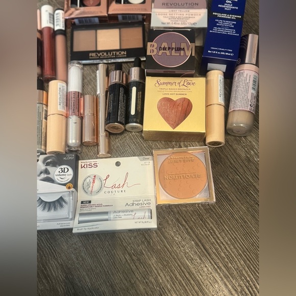Revolution MYSTERY MAKEUP BUNDLE - Picture 2 of 7
